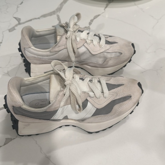 Women’s New Balance 327 - some wear - Picture 3 of 5